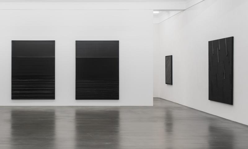 Raumansicht der Ausstellung "Leidenschaft . Passion - Im Fokus: Pierre Soulages" © Museum Art.Plus / Art.Plus Foundation & VG Bild-Kunst, Bonn 2017