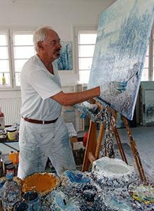 Der Künstler Heribert Mater in seinem Atelier