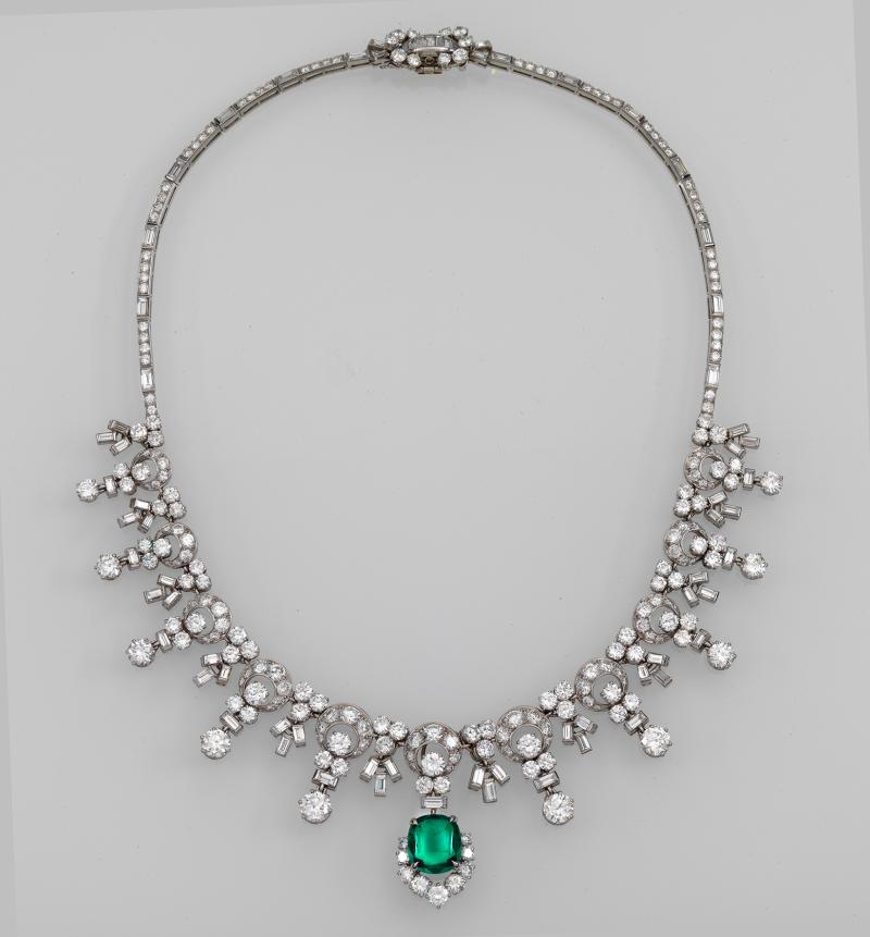 Bulgari Brillant-Smaragd-Collier, Brillanten und Diamanten im Baguetteschliff zus. ca. 35 ct, Smaragdcabochon ca. 4 ct, Arbeit Mitte 50er Jahre Schätzwert € 45.000 - 65.000