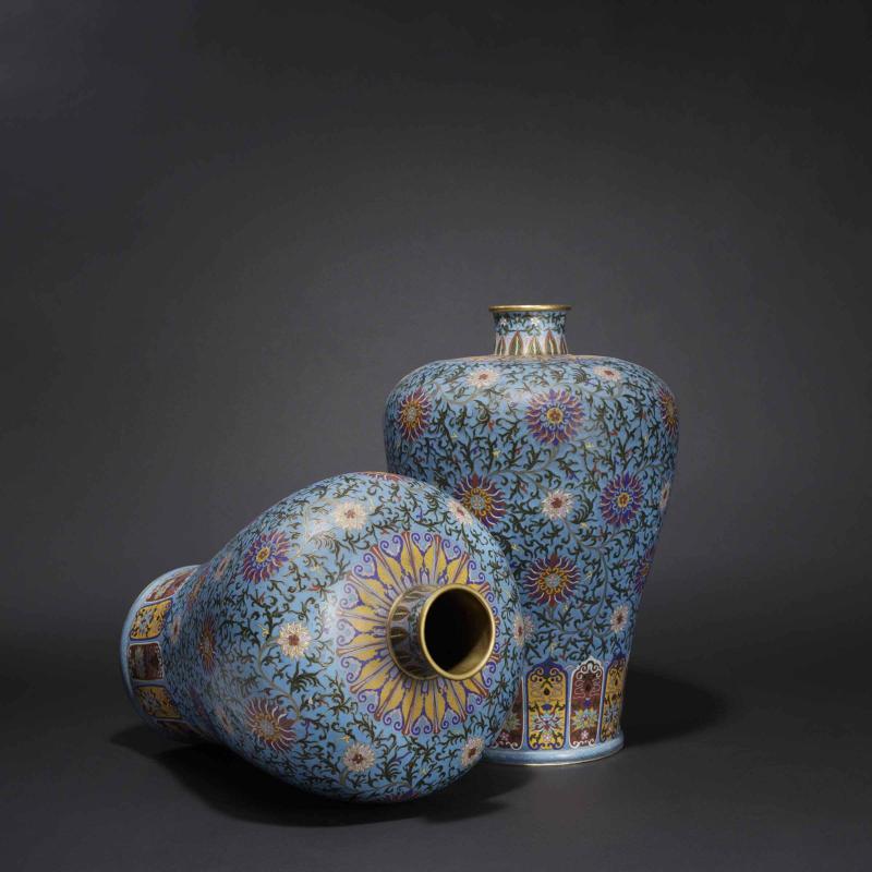 Ein Paar große Cloisonée-Vasen in Mei-Ping Form, China um 1850. Zuschlag: 18000 Euro