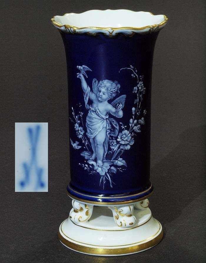 Biedermeier-Vase. MEISSEN um 1880. 1. Wahl. Modell von 1815. Mindestpreis:	90 EUR