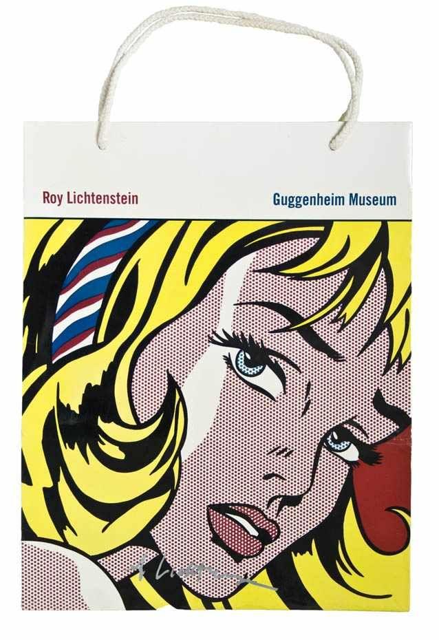 Lichtenstein, Roy (Manhattan 1923 - 1997). Girl with Hair Ribbon. Farbig bedruckte Tragetasche, Guggenheim Museum, 1993. Signiert. 37,5 x 30,5 x 12,5 cm (H x B x T). Mindestpreis:	1.800 EUR