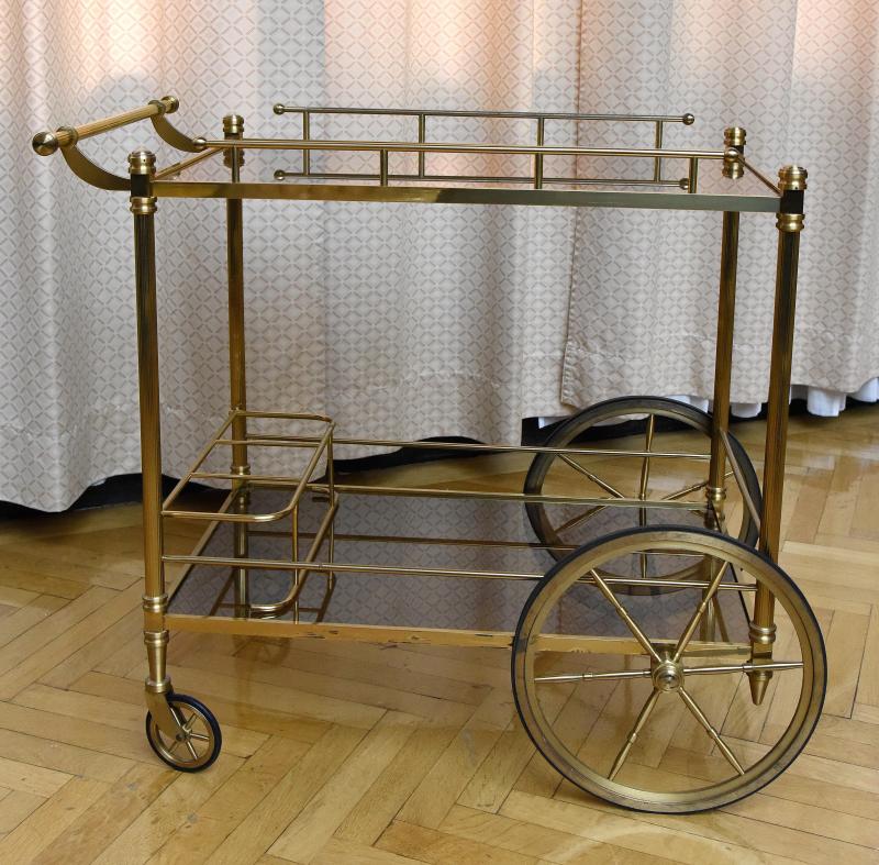 Servier- bzw. Barwagen,2. Hälfte 20. Jh., Metallgestell auf Rädern, 2 Glasablageflächen, 88 x 95 x 59 cm erzieltes Meistbot € 5.500