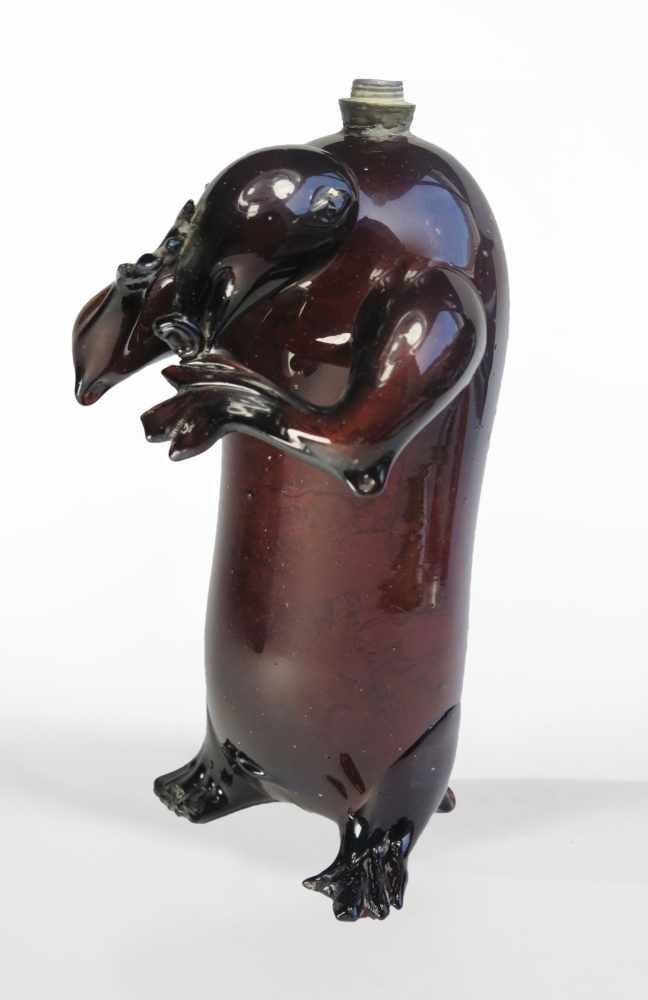 Museale Scherzflasche in Form eines Bärs Alpenländisch, 17. Jh. Dunkel-amethystfarbenes Glas. Schätzpreis:	6.000 - 7.000 EUR