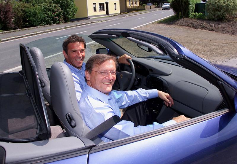 Gert Eggenberger Feistritz, 12.6.2000: FPÖ LH Jörg Haider mit ÖVP Kanzler Wolfgang Schüssel in seinem Porsche Cabrio auf dem Weg zum Kufenstechen © Gert Eggenberger