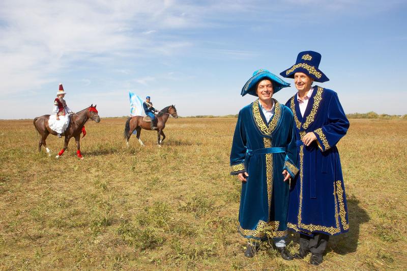 Georges Schneider Astana (Kasachstan) 18.09.2007 - Arbeitsreise von Wirtschaftsminister Martin Bartenstein in Kasachstan. Im Foto: BM Bartenstein und Austrian General Alfred Ötsch in traditionelles Gewand gehüllt © photonews.at / Georges Schneider