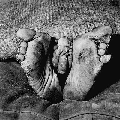 Roger Ballen Puppy between Feet, 1999 © + courtesy Roger Ballen