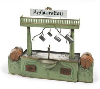 „Restauration“, vermutlich Märklin um 1900, Blech handbemalt, mit reichhaltigen Dekorationen, Wasserbehälter und zwei Weinfässer zum Befüllen, Wassertank für Wasserhahn im verzierten Überbau befüllbar, Höhe 52 cm, Länge 61 cm, Tiefe 26 cm Rufpreis € 450