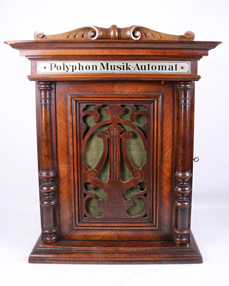 Musikautomat Polyphon, um 1890, Spielwerk für 28 cm Blechplatten in einem Holzkasten im Stil des Historismus, seitlicher Münzeinwurf 2 Heller, inkl. 22 Blechplatten, Rufpreis € 500