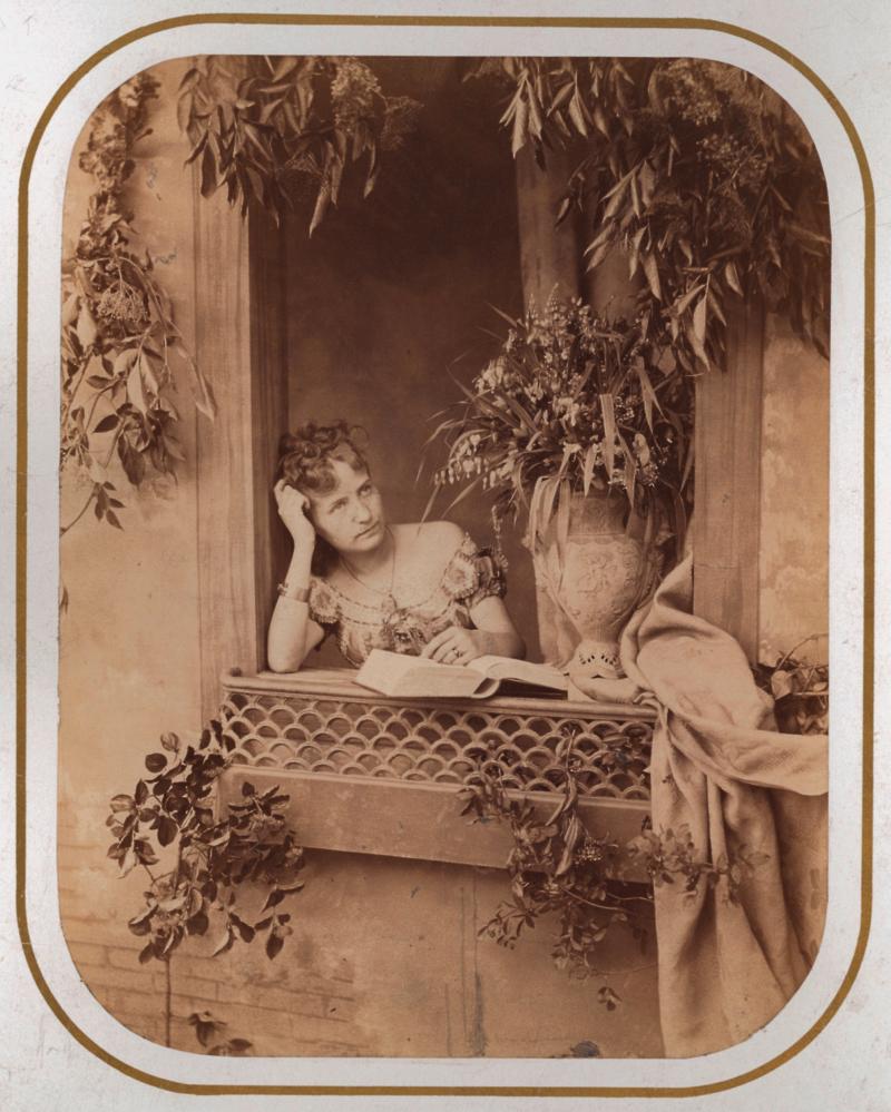 Jindrich Eckert    Junge Frau am Fenster mit Buch, um 1870 Albuminabzug © Albertina,  Dauerleihgabe der Höheren Graphischen Bundes-Lehr- und Versuchsanstalt, Wien