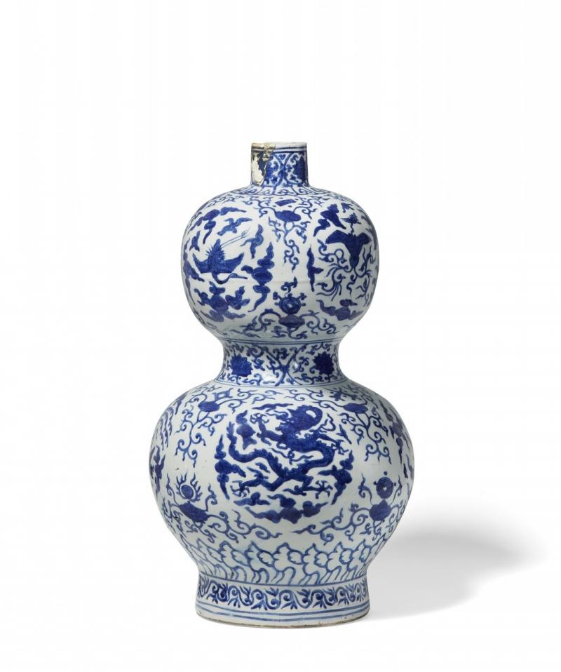 Lot 761 Nr. 374 912 Seltene blauweiße Doppelkürbisvase (huluping) Sechszeichenmarke Jiajing und aus der Zeit China, Jiajing-Periode (1522 – 1566) Porzellan, H 48 cm Ergebnis: € 74.400,-