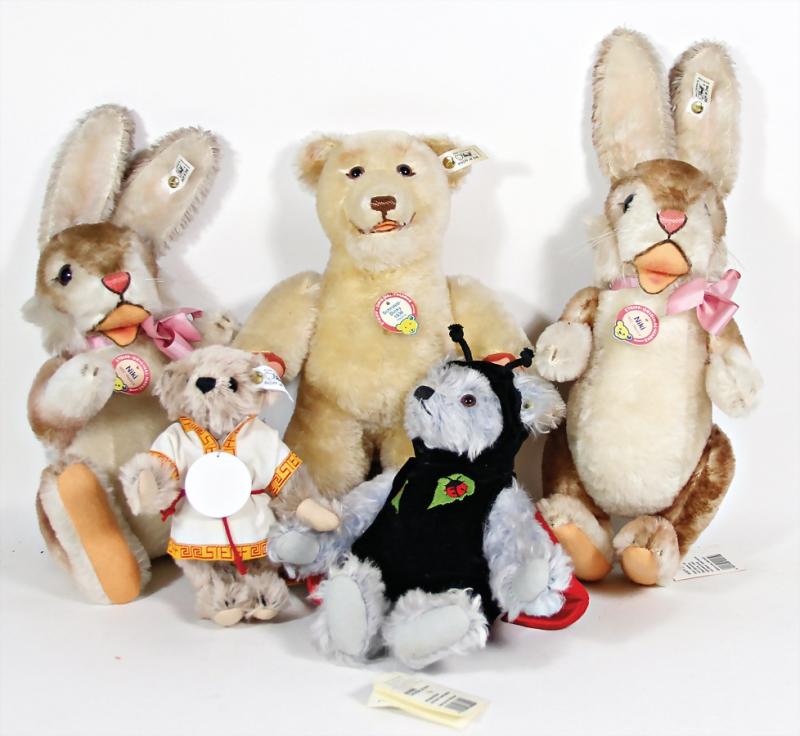 Nr.: 14 STEIFF  Replikas, 1 x Schnapp Dicky V. 1936, Replika, mit Knopf, Schild u. Fahne, 30 cm, 1 x Teddybär, 24, Marienkäfer Outfit???, 1 x Arche Steiff Teddybär, mit Knopf, Schild u. Porzellan-Plakette, dazu 2 x Nicki, Steiff-Hasen, 40 cm, sehr guter Zust.