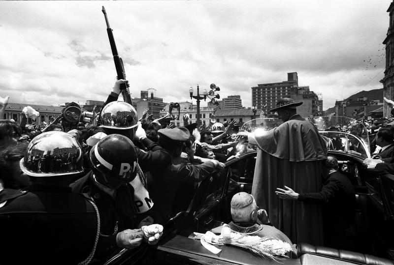 Robert Lebeck Militärpolizisten schützen Papst Paul VI. vor dem Andrang Hunderttausender Gläubig