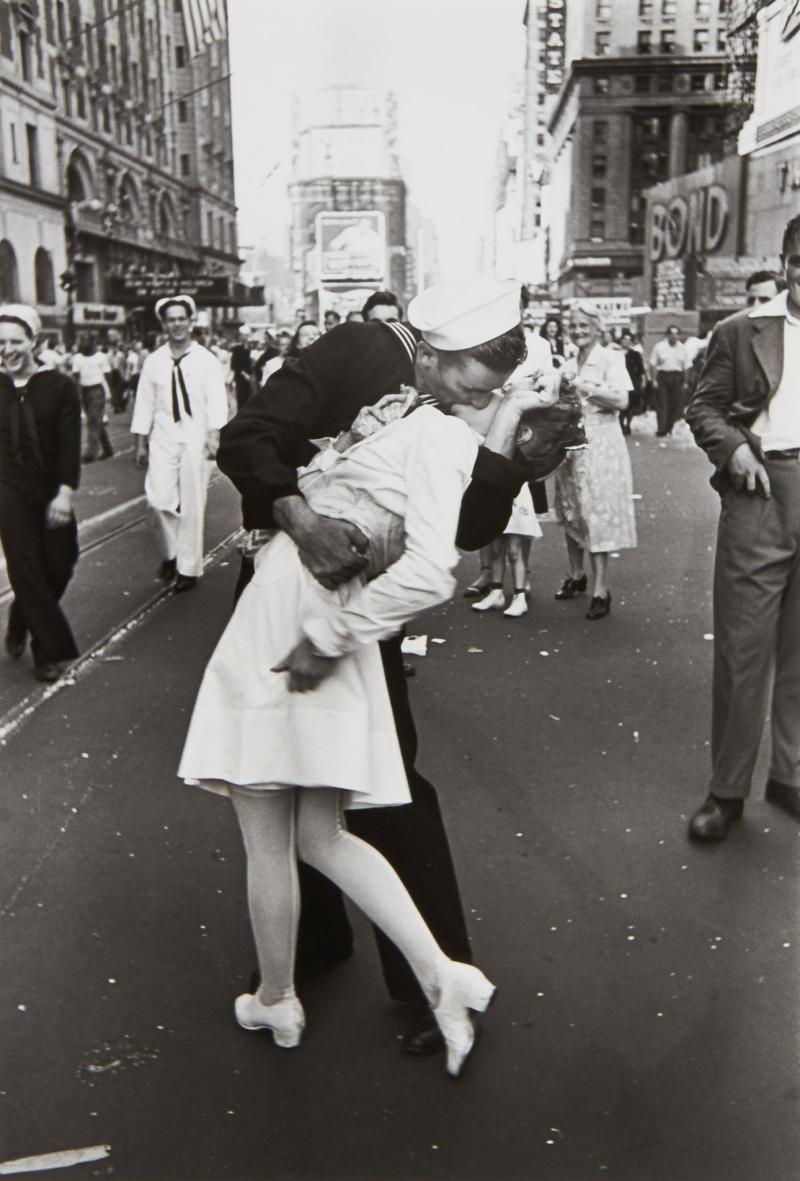 Alfred Eisenstaedt (1898-1995) V-J Day Kiss in Times Square, New York 1945 Schätzpreis: 10.000–12.000 Euro