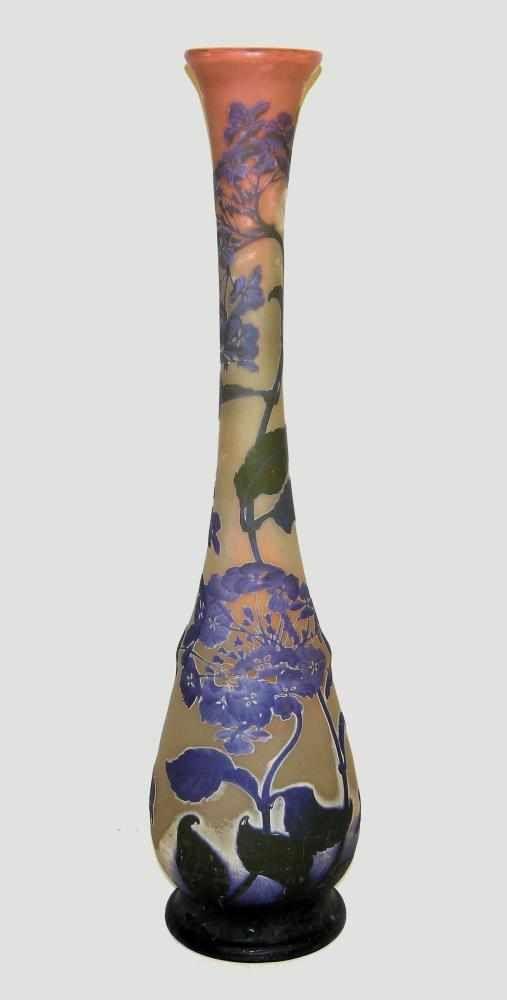 Emile Gallé, museale Cameo-Vase mit Hortensien, Nancy um 1900 Große Solifleur-Vase aus farblosem Glas, Aufrufpreis:	1.200 EUR Schätzpreis:	4.000 - 4.500 EUR