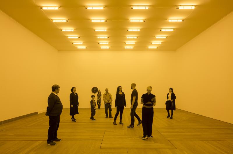 Olafur Eliasson, Room for one Colour, 1997, (Room for one colour), Installationsansicht aus dem Moderna Museet, Stockholm 2015 Courtesy of the artist; Tanya Bonakdar Gallery, New York; neugerriemschneider, Berlin, Foto: Moderna Museet, Stockholm © Olafur Eliasson. Foto: Anders Sune Berg