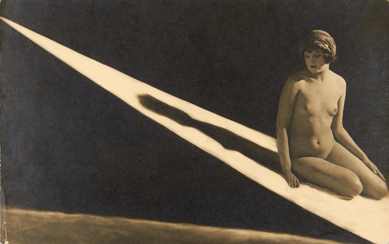 FRANTISEK DRTIKOL (1883–1946) Untitled (Nude with shadow), 1926 Vintage silver print 17,8 x 28,3 cm Photographer's blindstamp in the image lower left, annotated “Dr. G. Leistikow (...) Frankfurt a/M” in an unidentified old handwriting in pencil on the reverse 5.000 / 9.000-10.000 €