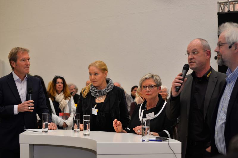 ((Bild Runde; Bildnachweis: Messe Sindelfingen)): Spannender Eröffnungstalk: TV-Moderator Markus Brock (links) diskutierte mit der Künstlerin Petra Rös-Nickel, der Galeristin Inge Louven, Messechef Ralph Hohenstein und ARTe-„Impresario“ Andreas Kerstan (v. l.n.r.).