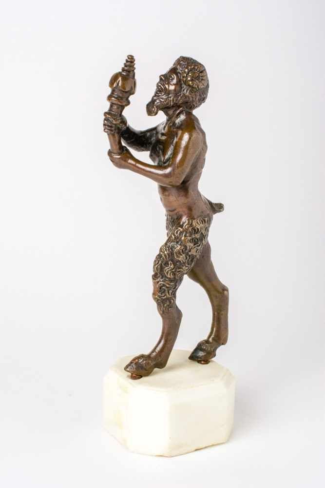 Satyr mit Leuchter Bronzefigur nach Severo Calzetta da Ravenna (1496-1543), wohl um 1600 20,3 cm hoch, Sockel: 4,5 cm, Schätzpreis:	4.000 - 5.000 EUR