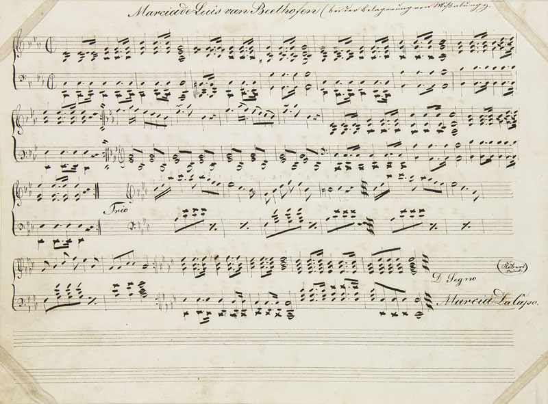 Ludwig van Beethoven - - Marcia in C-Moll. (Marcia de Luis van Beethofen). Notenhandschrift in brauner Tinte. Ohne Ort u. Jahr. (1. Hälfte 19. Jahrhundert). Quer-4°. 1 Bll. Montiert in Mod. Lwd.-Mappe.  Schätzpreis:	10.000 EUR