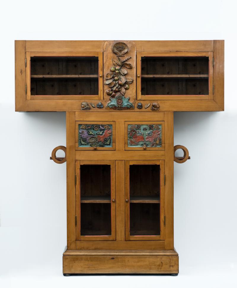 Paul Gauguin (1848–1903), Vitrinenschrank, Paris, 1881. Kiefer, Erle, Glas.  Museum für Kunst und Gewerbe Hamburg, Eigentum der Stiftung für die Hamburger Kunstsammlungen, Foto: Maria Thrun