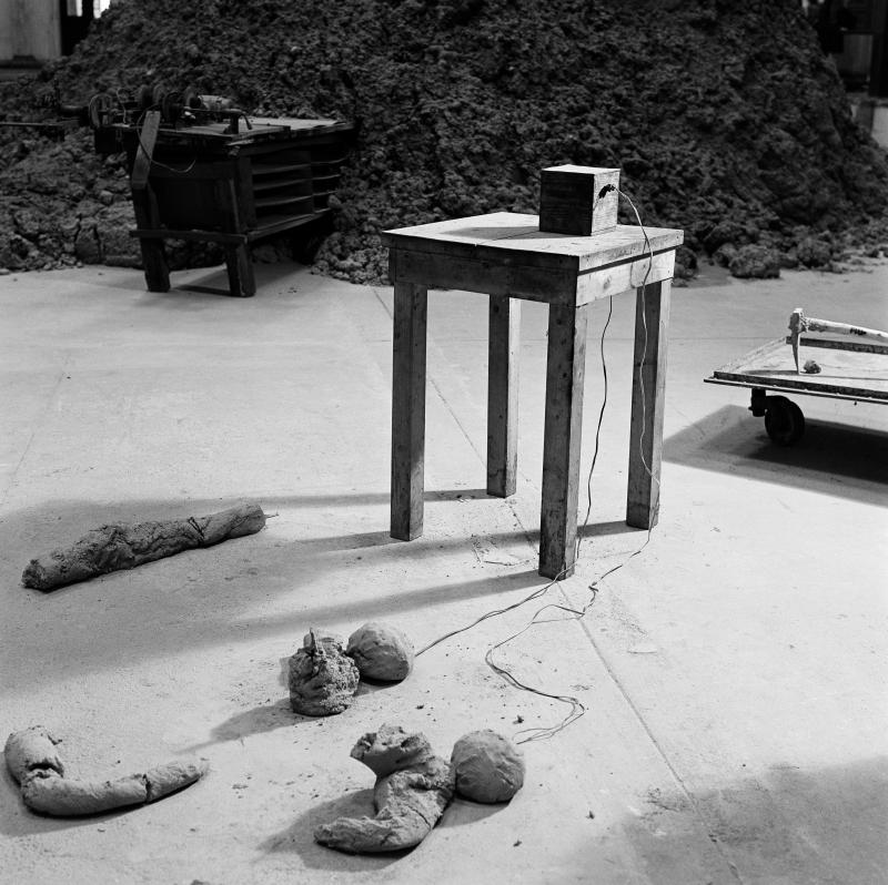 Joseph Beuys, Tisch mit Aggregat (Table with Aggregate), 1958 – 1985. © Jochen Littkemann