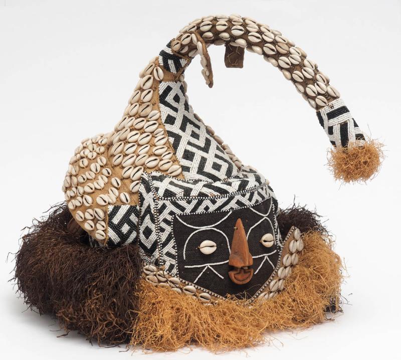 Losnummer: 552 Artikelnummer: 3570-1 "Mukenga"-Maske, Kuba, Dem. Rep. Kongo Aufwändige Arbeit mit Bast, Perlen und Kauri-Muscheln. H.43cm.  Ausrufpreis: € 60,-