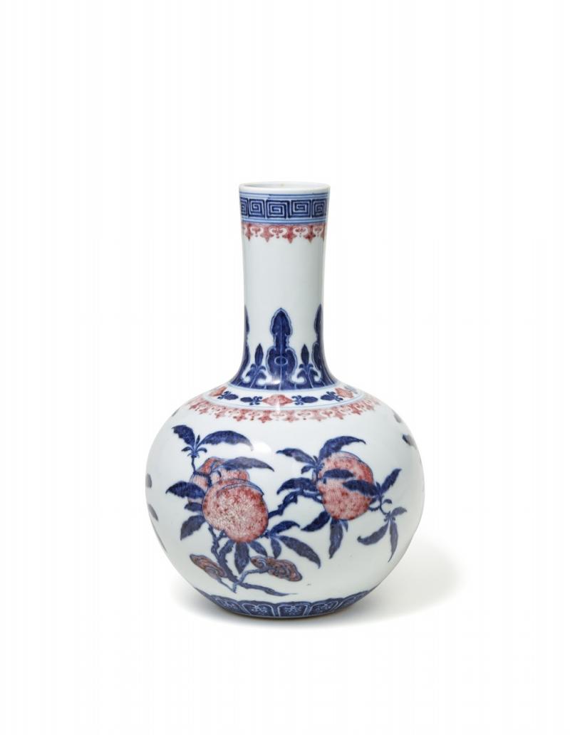 Nr. 378 519 Paar blau glasierte Vasen China, Yongzheng-Periode (1722 – 1735) Porzellan, H 19,5 cm Ergebnis: € 359.600,-