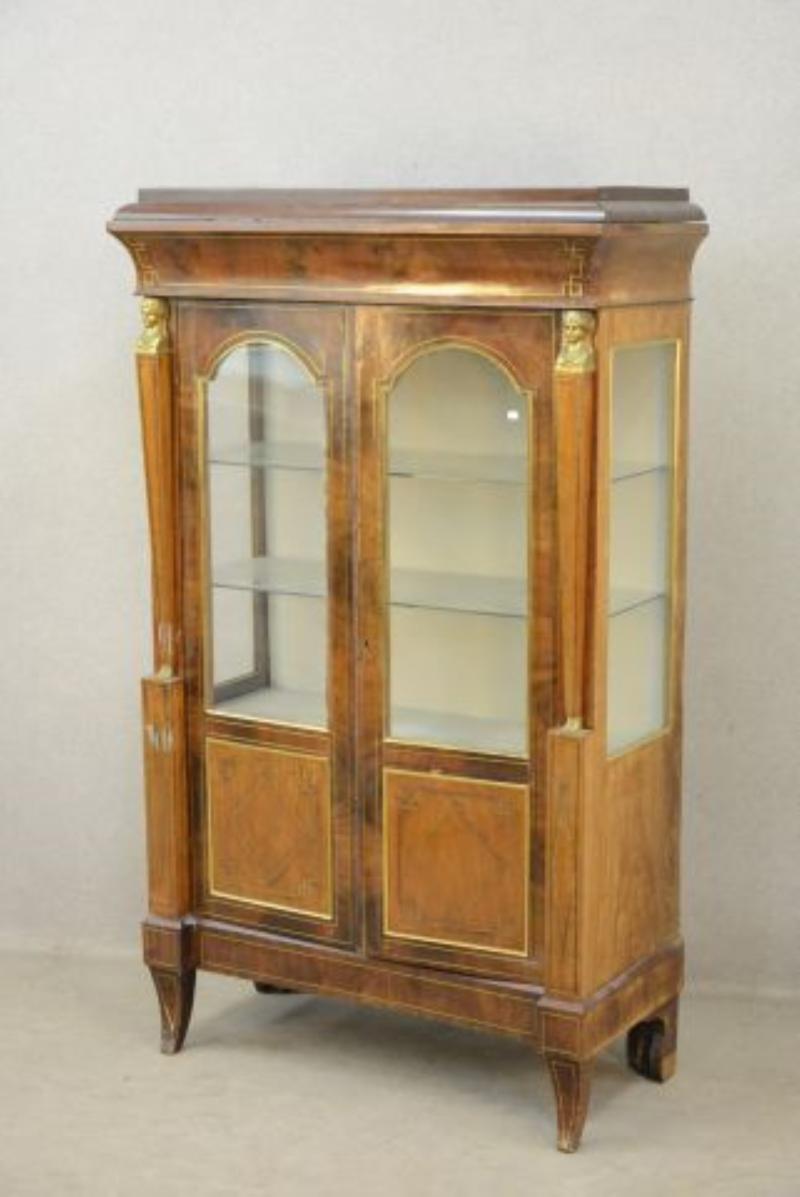 2-türige Vitrine, Directoire um 1800,Mahagoni mit feuervergoldeten Figuren und Messingfadenintarsien