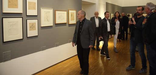 Günter Brus in der Ausstellung "Wie mit dem Skalpell", Foto: Universalmuseum Joanneum/J.J. Kucek