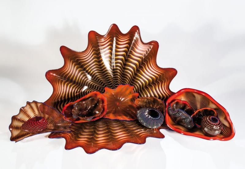 Bedeutendes Schalenobjekt "English Red Light Persian Set with Red Lip Wraps" Dale Chihuly, 1982 Zwölfteiliges Set.  Schätzpreis:	9.000 - 12.000 EUR