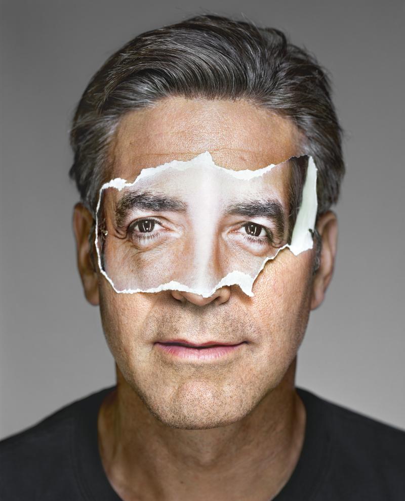 George Clooney mit Maske, Brooklyn, 2008, aus der Serie »Portraits« © Martin Schoeller