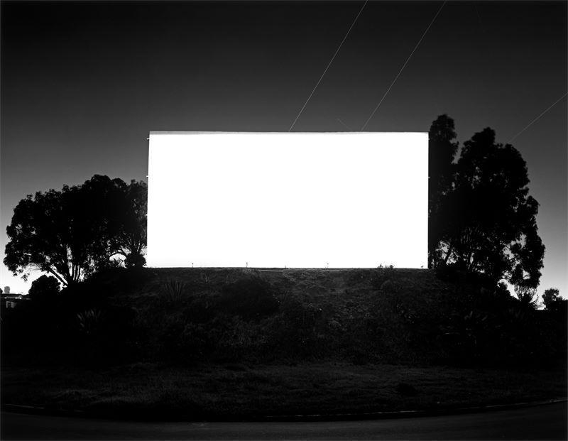 Hiroshi Sugimoto (Tokio 1948 – lebt in New York und Tokio) „South Bay Drive-In, San Diego“, aus der Serie „Theaters“, seit 1976. Schätzpreis:	15.000 - 20.000 EUR