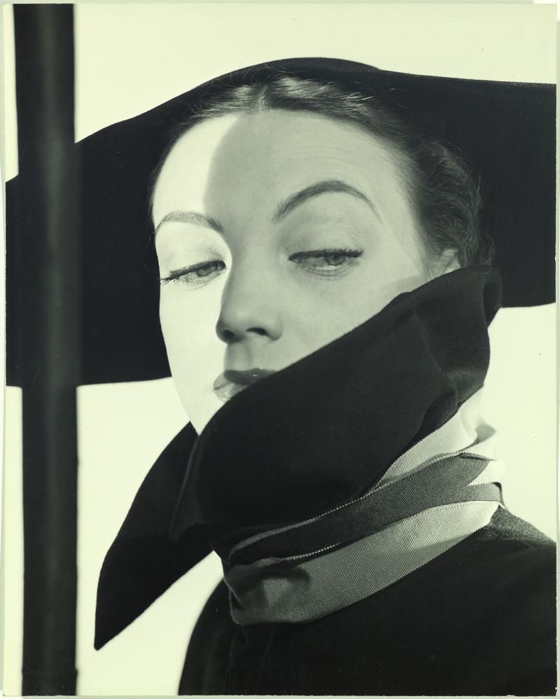 ERWIN BLUMENFELD (1897-1969) Hat Fashion, Dior, New York, 1946. Silbergelatine-Abzug. Vintage. 33 x 26,7 cm. CHF20000/30000