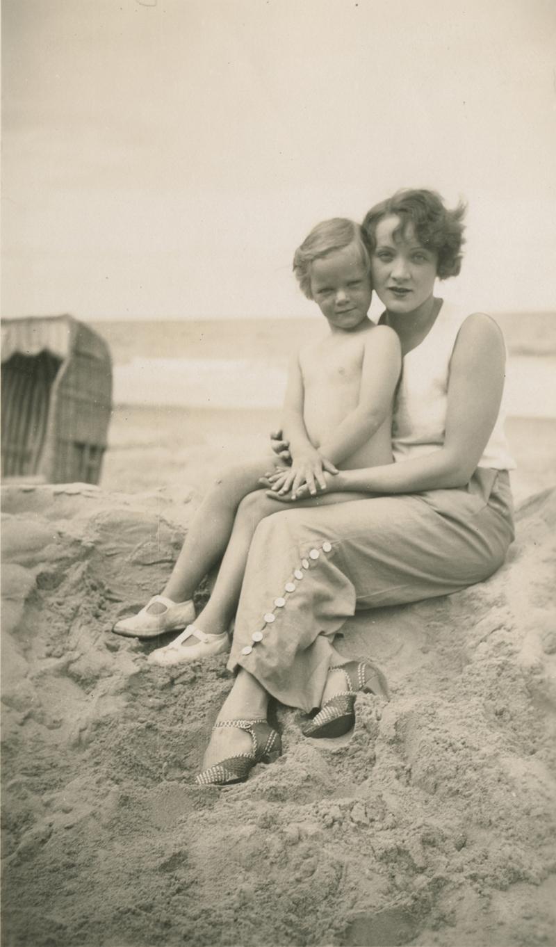 Marlene Dietrich und ihre Tochter Maria Riva in Swinemünde, Usedom, 1929 Quelle: Deutsche Kinemathek – Marlene Dietrich Collection Berlin