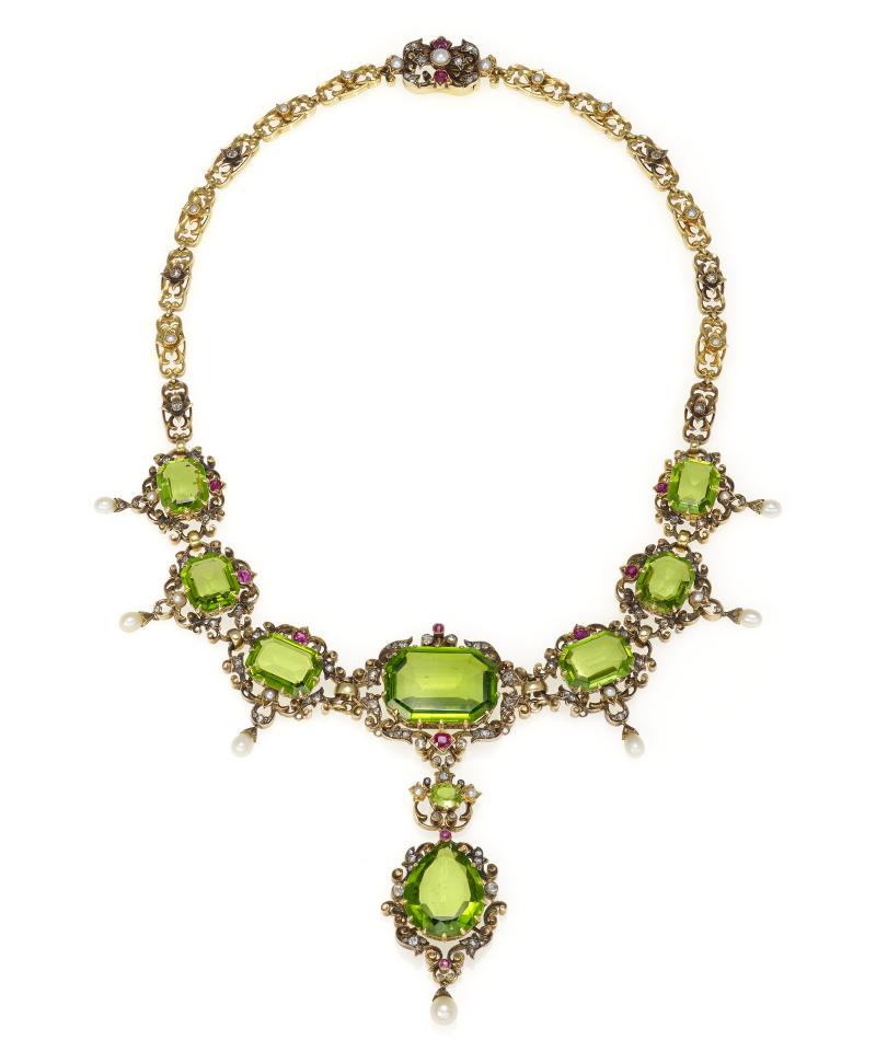 Peridot-Collier Deutschland | Um 1830/40 Hofjuwelier Clemens Dahmen Vielzählige Peridots,  Rubine und Diamanten Ergebnis: 14.190 Euro