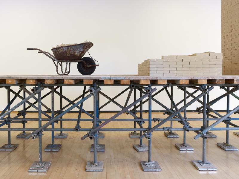 Haim Steinbach Display #37 – Untitled (wheelbarrow, bricks), 1995 Stahlgerüst, Holzbretter, Schubkarre, Ziegelsteine Privatsammlung Foto: Simon Vogel