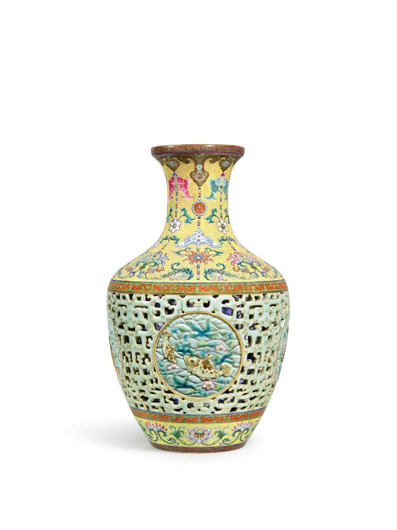 AN EXCEPTIONAL FAMILLE-ROSE RETICULATED ‘FISH’ VASE