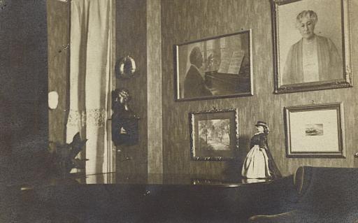 Anonyme*r Fotograf*in, Der Salon von Gustav Huber, an der Wand Egon Schieles Gemälde „Leopold Czihaczek am Klavier“, Fotografie, Leopold Privatsammung