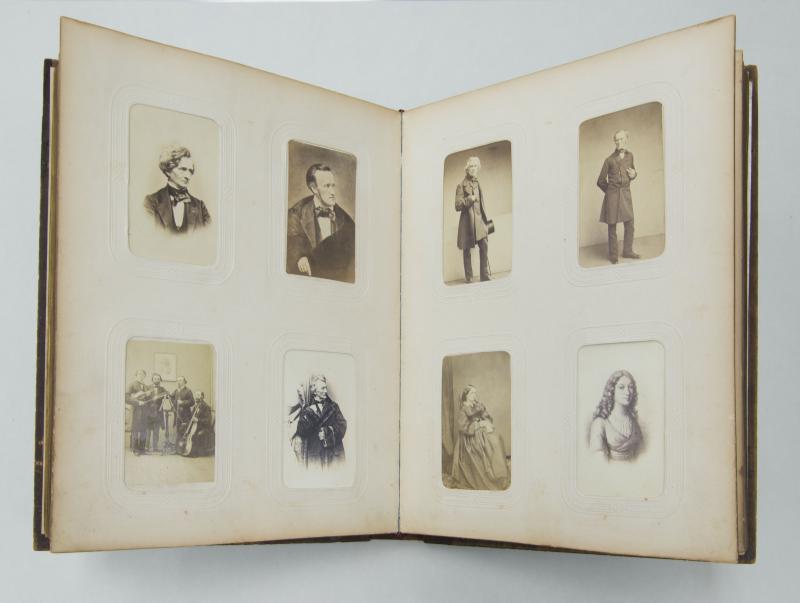 Kulissenalbum mit Porträtfotografien von Berühmtheiten des 19. Jahrhunderts Cartes de visite, 1860–1870 Übernahme aus Privatbesitz, Radebeul, 1980  Stadtmuseum Dresden Foto: Stadtmuseum Dresden, Franz Zadniček