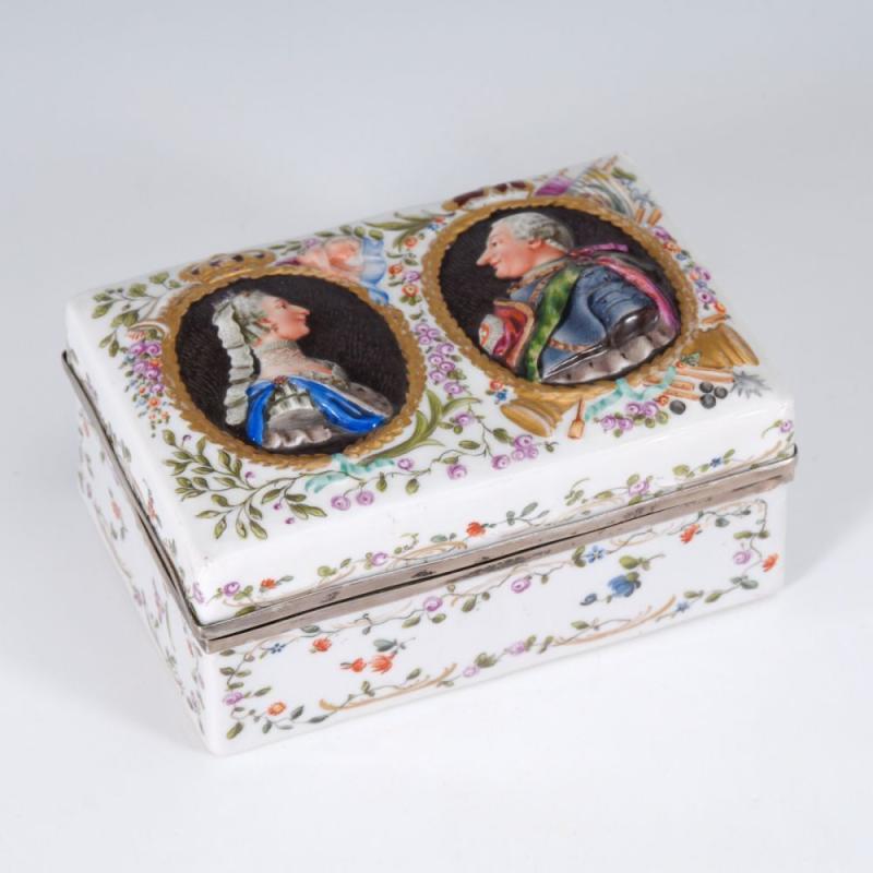 Seltene Porzellandose mit Porträtrelief, FÜRSTENBERG. A Rare 2nd Half 18th C. Fürstenberg Porcelain Box with Portraits in Relief. Mindestpreis:	1.200 EUR