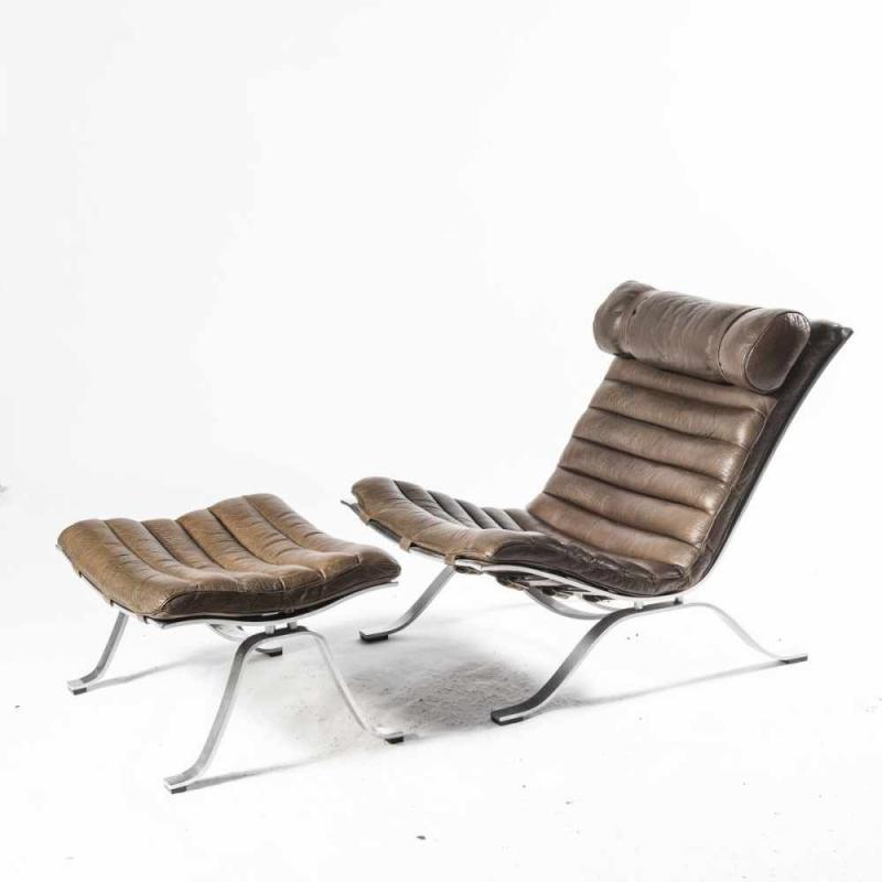 Arne Norell Sessel und Ottoman 'Ari', 1966 Sessel: H. 80 x 67 x 101,5 cm; Ottoman: H. 39 x 66 x 51 cm. Norell Möbler, Aneby.  Aufrufpreis:	1.500 EUR Schätzpreis:	1.500 - 2.500 EUR