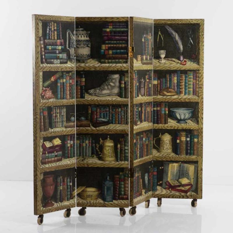 Piero Fornasetti Paravent 'Strumenti Musicali' / 'Libreria', um 1955 H. 136 x 140 x 3 cm.  Aufrufpreis:	13.000 EUR Schätzpreis:	13.000 - 17.000 EUR