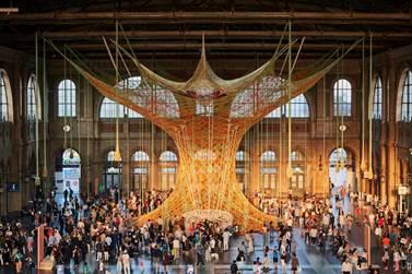 Ernesto Neto, GaiaMotherTree, Zürich Hauptbahnhof, 2018, Fondation Beyeler; Foto: Mark Niedermann