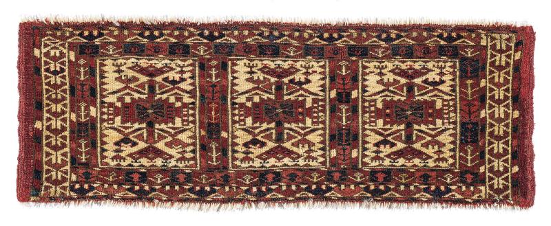 Tekke Kap, Westturkestan, ca. 23 x 67 cm, Mitte 19. Jahrhundert, es sind nur noch wenige dieser Kleinsttaschen überliefert, welche zur Aufbewahrung heikler Gegenstände dienten, teilweise in Seide, in sehr feiner Knüpfeinstellung, Schätzwert € 4.500 - 5.000