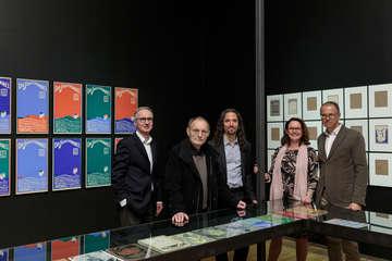 Gruppenfoto, v. l. n. r.: Leiter der Neuen Galerie Graz Peter Peer, Künstler Günter Brus, Kurator Roman Grabner, kaufmännische Direktorin des UMJ Alexia Getzinger und wissenschaftlicher Direktor des UMJ Wolfgang Muchitsch, Foto: Universalmuseum Joanneum/N. Lackner