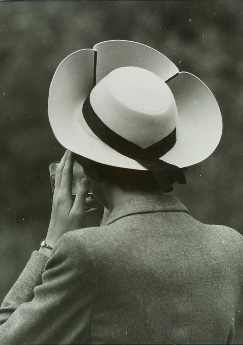 Lothar Rübelt Hutmodell der Firma Krickl, Wien, um 1930 Aus der Serie Österreich zwischen den Kriegen Silbergelatineabzug auf Barytpapier Fotosammlung des Bundes am Museum der Moderne Salzburg Ankauf 1987 © Lothar Rübelt / Bildrecht, Wien, 2019