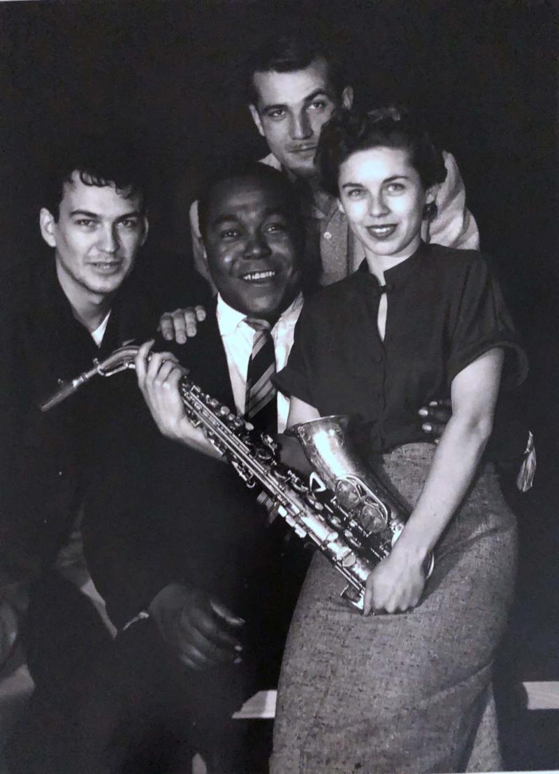 William Claxton Charlie ‚Bird‘ Parker and fans, Los Angeles 1952 Silver gelatin print copyright William Claxton courtesy Galerie Bene Taschen