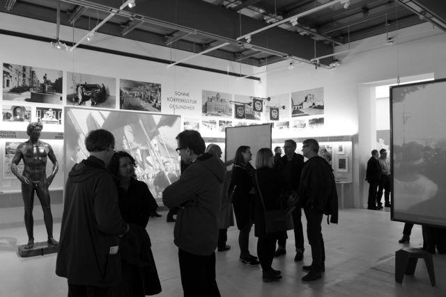 Vernissage: DAS ROTE WIEN (c) findART.cc Foto frei von Rechten.