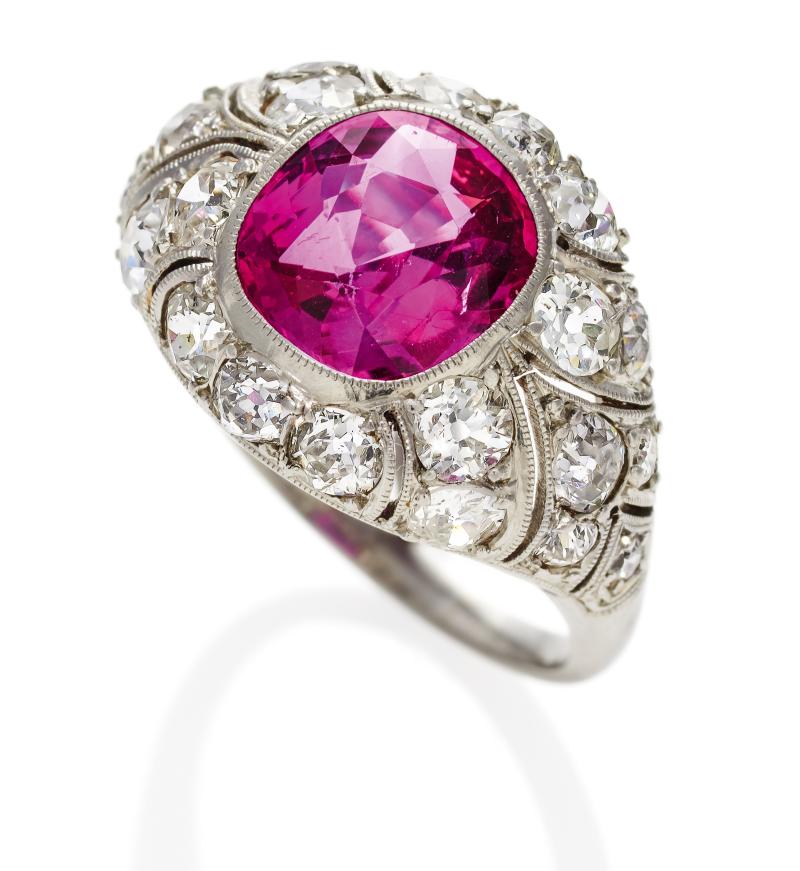 Rubin-Diamant-Ring England | Um 1920 | 1 facettierter Rubin im Cushion Cut ca. 3,6 Karat Taxe: 38.000 – 45.000 Euro